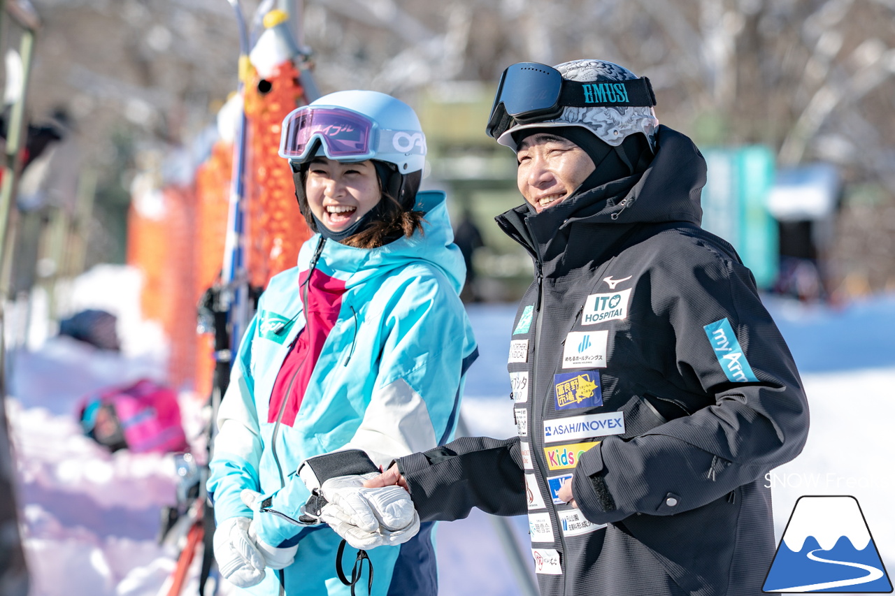 井山敬介さんと今年は秋元日菜子さんも一緒に、スキーをして、釜めしを食べて、思いっきり笑う！最高に幸せな１日が今年もやってきました(^^)v めもるホールディングス presents プロスキーヤー・井山敬介さんと行く『雪育ツアー』2025 in 恵庭｜ダイナスティスキーリゾート